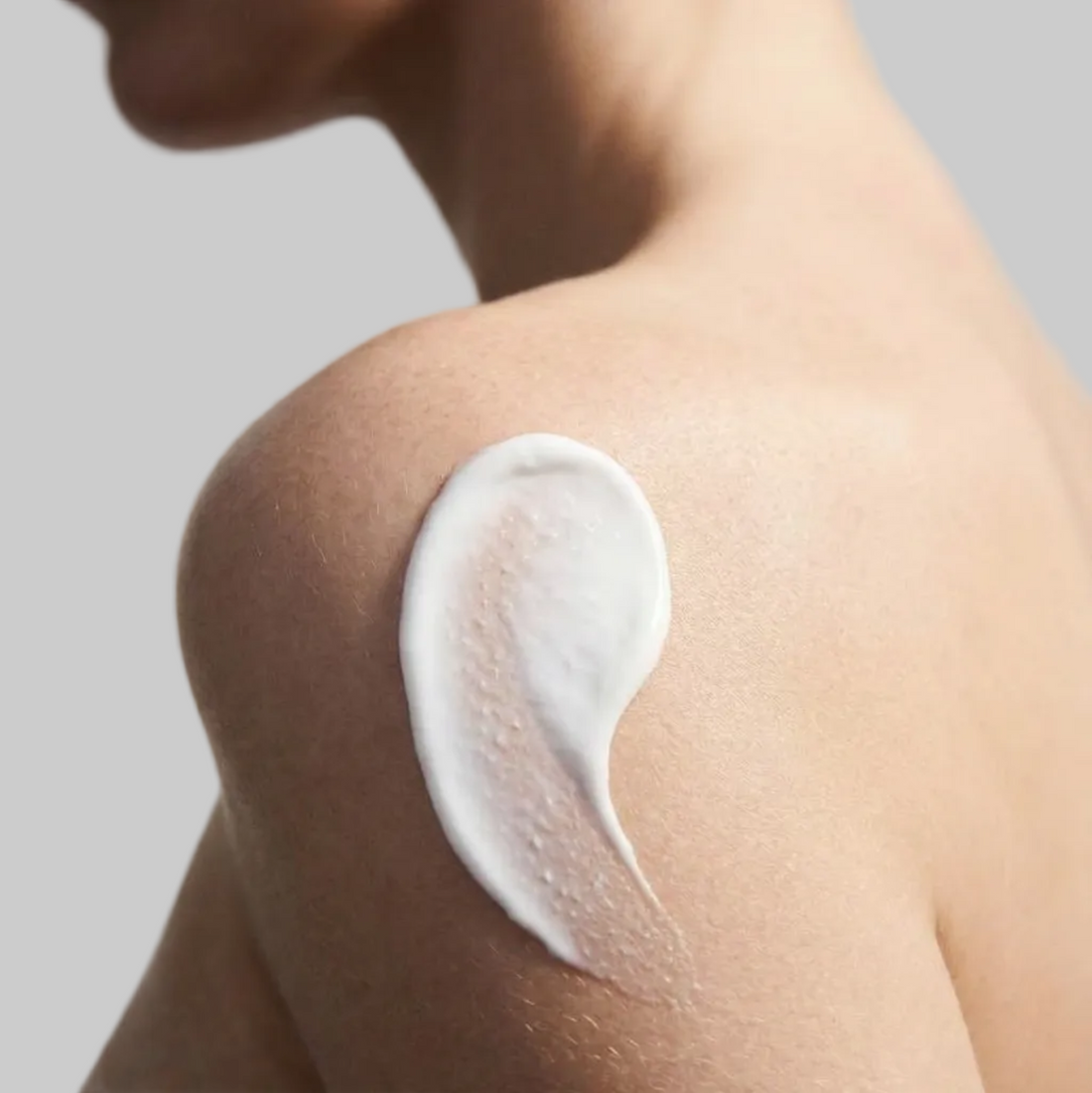 Crème sur le corps d'une femme